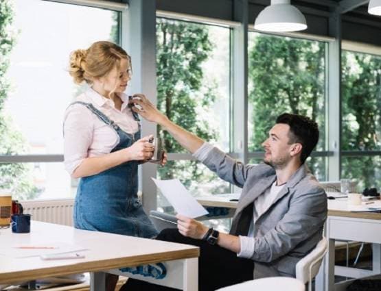 जानें, ऑफिस में फ्लर्ट करना सेहत के लिए है कितना फायदेमंद