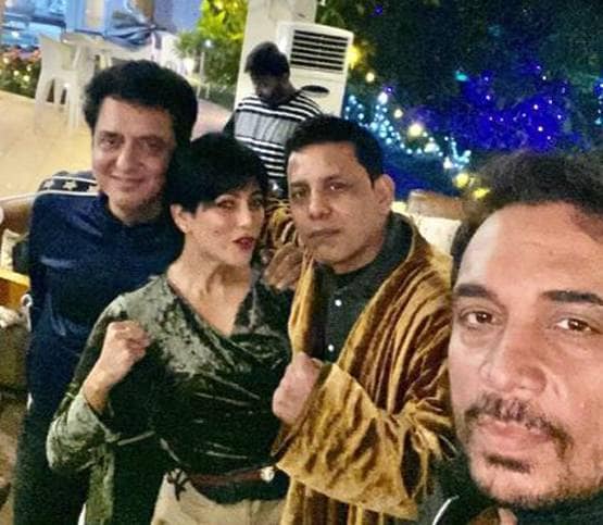 न्यू ईयर बैश में टेबल पर चढ़कर नाचे सलमान, देखें फोटोज