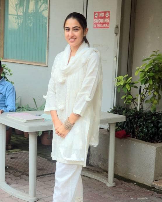 वेकेशन से लौटते ही बदला सारा का लुक, बिकिनी छोड़ पहना देसी लिबास