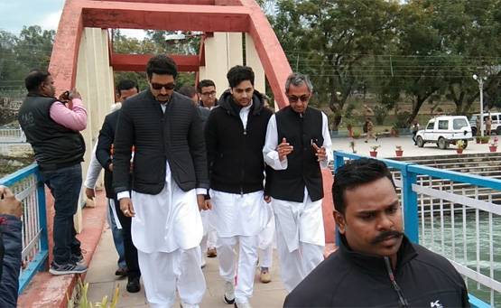 गंगा में विलीन हुईं ऋतु नंदा की अस्थ‍ियां, परिवार समेत अभिषेक ने की अंतिम विध‍ि