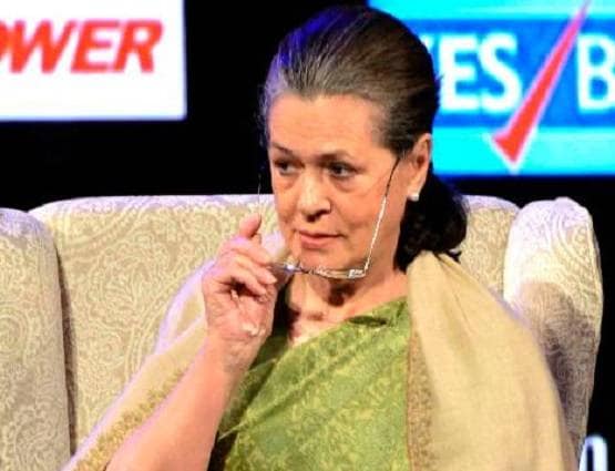 इटली में दीवारों पर क्यों लगी दुनिया की ताकतवर महिलाओं की ऐसी तस्वीरें?