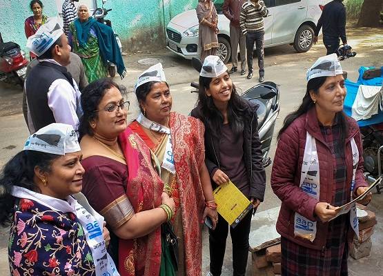 चुनाव प्रचार में उतरी 'केजरीवाल फैमिली', पिता के नक्शेकदम पर IITian बेटी