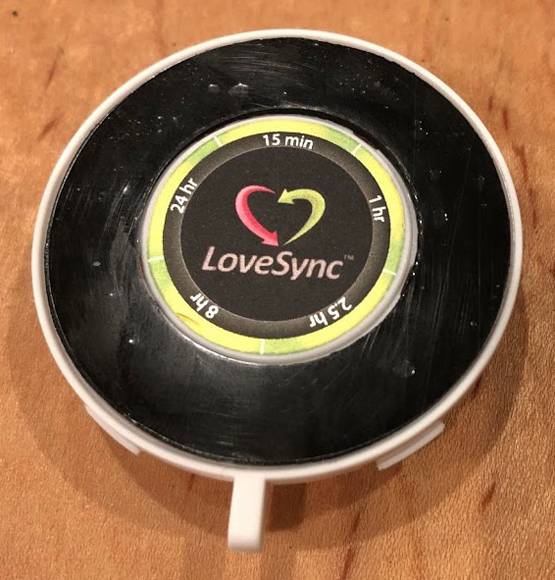 कपल ने बना डाला 'सेक्स बटन', लोगों ने लगाई फटकार