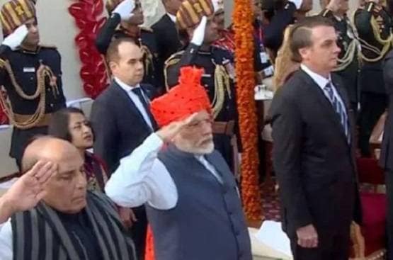 केसरिया पगड़ी-नीली सदरी, गणतंत्र दिवस पर इस अंदाज में नजर आए PM मोदी