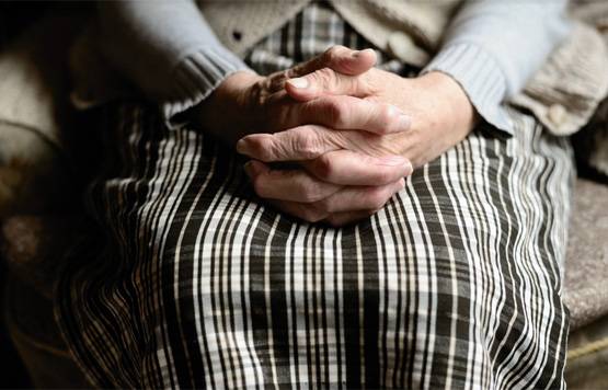 घर में साथ रहने आई सास तो महिला ने दे दी तलाक की अर्जी