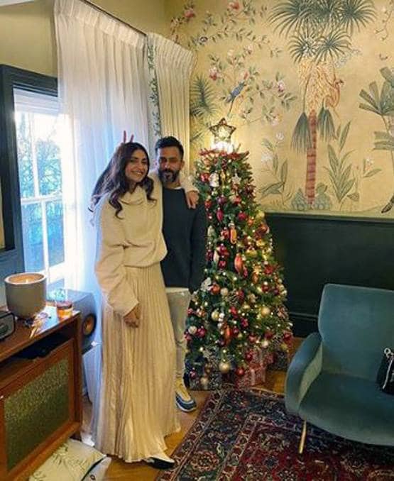 इटली में रोमांटिक हुईं सोनम, लिपलॉक का वीडियो Viral