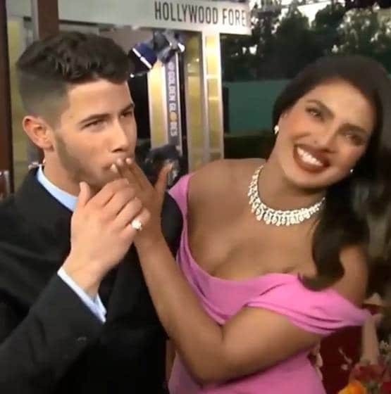 इवेंट में निक को प्रियंका ने किया Kiss, फिर साफ किया लिपस्टिक मार्क