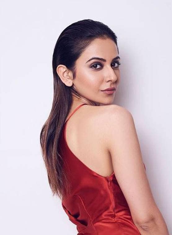 बिकिनी में समंदर किनारे नजर आईं रकुल प्रीत, दिखा बोल्ड अंदाज