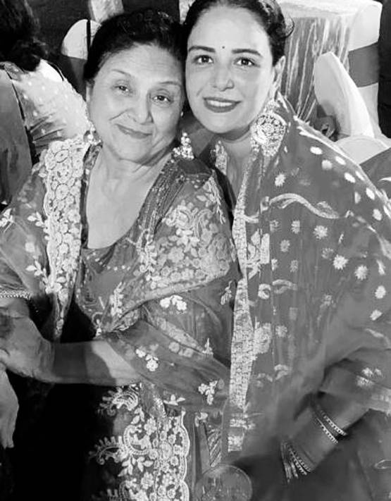 शादी के बाद मोना सिंह की पहली लोहड़ी, फैमिली संग यूं किया एंजॉय