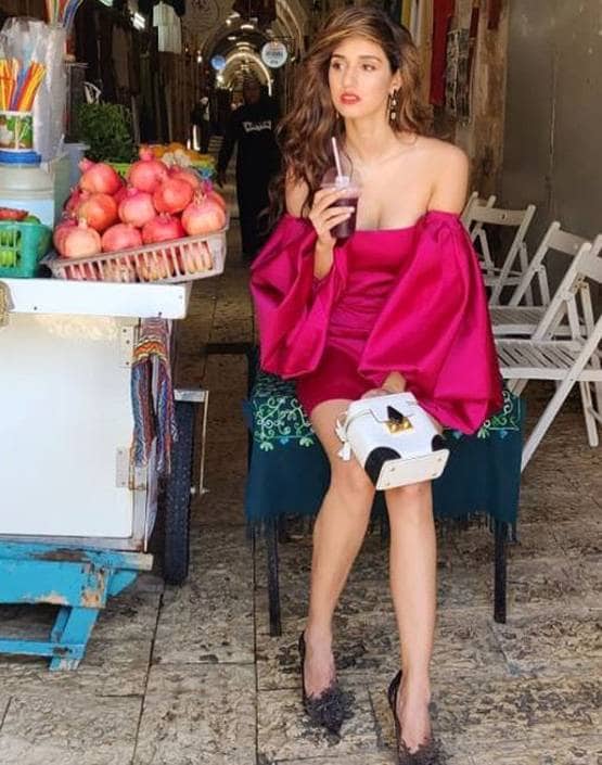 रेड बिकिनी में दिशा पाटनी का बोल्ड लुक, समंदर किनारे दिया शानदार पोज