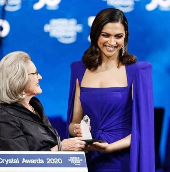 दीपिका पादुकोण को मिला क्रिस्टल अवॉर्ड, फोटोज में देखें स्टनिंग लुक