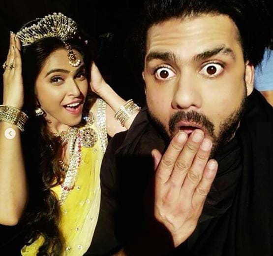 बिग बॉस में टूटीं हदें, मधुरिमा ने विशाल को मारी चप्पल, क्या होगा अंजाम?