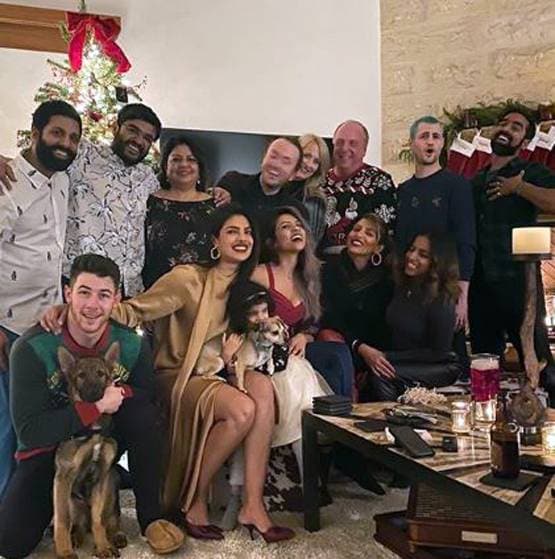 निक संग प्रियंका चोपड़ा का रोमांस, समंदर किनारे किया KISS