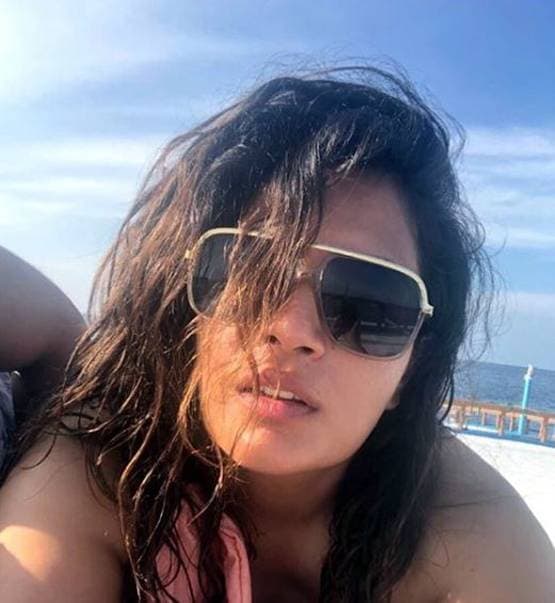 ब्लैक मोनोकनी में छाया ऋचा का बोल्ड लुक, बॉयफ्रेंड को दिया फोटो क्रेडिट