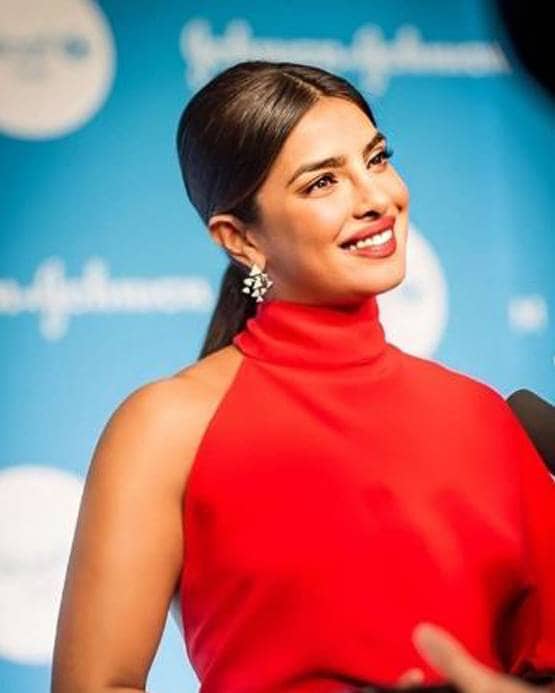 न्यू ईयर पर प्रियंका ने पहना पिंक कट-आउट गाउन, ये है कीमत