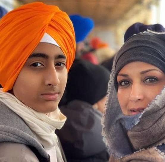 वाघा बॉर्डर पर फीमेल आर्मी ऑफिसर्स संग सोनाली बेंद्रे ने दिए पोज