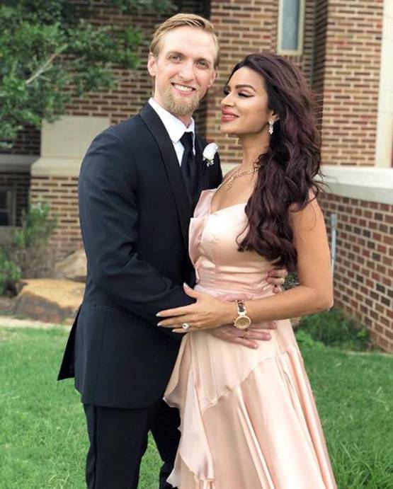 टीवी एक्ट्रेस आशका का पति संग अंडर वॉटर स्लो मोशन लिपलॉक, VIDEO