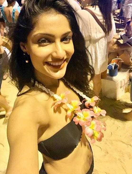 प्यार का पंचनामा फेम एक्ट्रेस का बोल्ड लुक, बिकिनी में शेयर की तस्वीरें