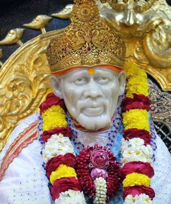 नोटों की गड्डिया चढ़ाते हैं भक्त, जानें- कितनी है शिरडी मंदिर की संपत्ति