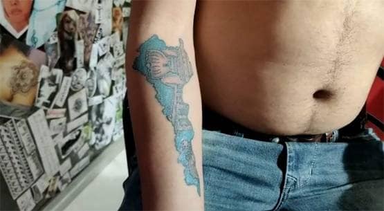 370-CAA के समर्थन में शरीर पर बनवाया सभी राज्यों का 'टैटू नक्शा'