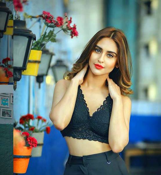 बिकिनी में क्रिस्टल का बोल्ड लुक, पूल में एन्जॉय कर रहीं फ्लोटिंग ब्रेकफास्ट