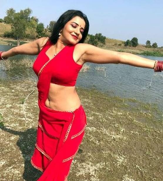 मोनालिसा का बाथटब में फोटोशूट, बोल्ड लुक में तस्वीरें वायरल