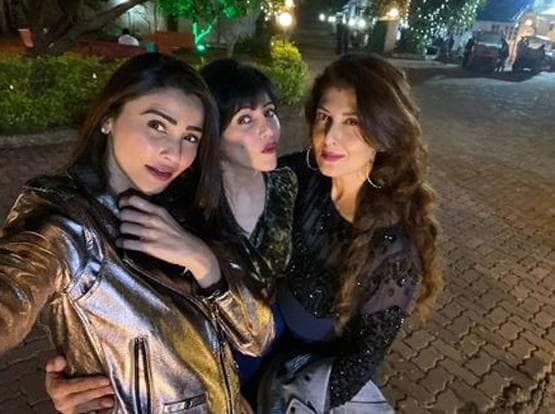 न्यू ईयर बैश में टेबल पर चढ़कर नाचे सलमान, देखें फोटोज