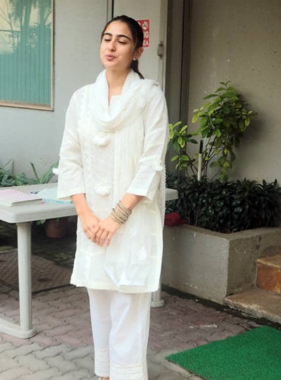 वेकेशन से लौटते ही बदला सारा का लुक, बिकिनी छोड़ पहना देसी लिबास