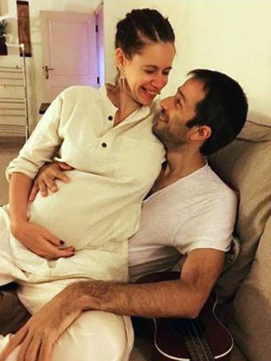 Photos: पिंक बिकिनी में कल्कि कोचलीन ने फ्लॉन्ट किया बेबी बंप