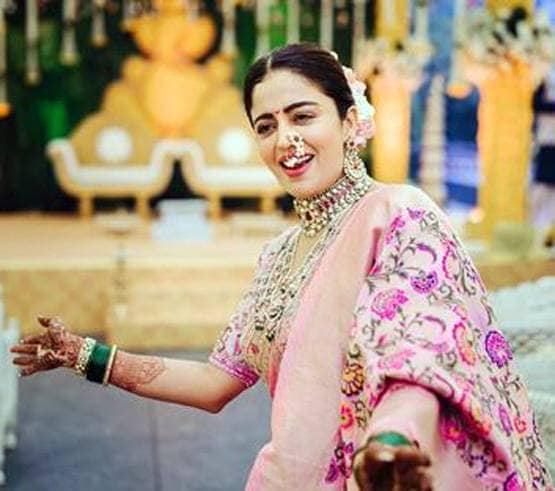 रिसेप्शन में ब्लू हाई स्लिट गाउन में पहने नजर आईं नेहा, देखें स्टनिंग लुक