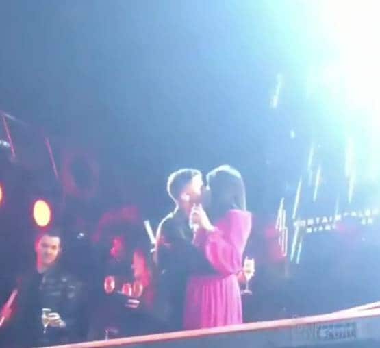 इवेंट में निक को प्रियंका ने किया Kiss, फिर साफ किया लिपस्टिक मार्क