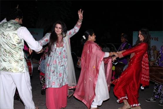 'जय मम्मी दी' की स्टारकास्ट पर लोहड़ी का रंग, सनी संग सोनाली का डांस