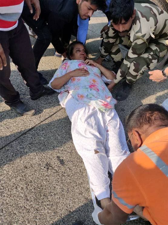 ट्रक से भिड़ी शबाना आजमी की कार, देखें हादसे की तस्वीरें