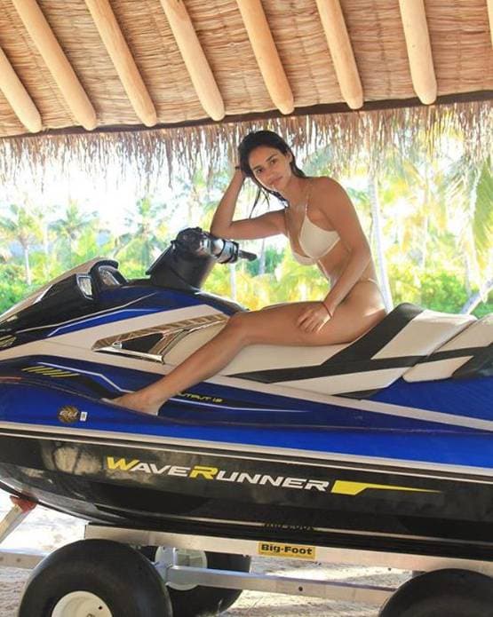 रेड बिकिनी में दिशा पाटनी का बोल्ड लुक, समंदर किनारे दिया शानदार पोज