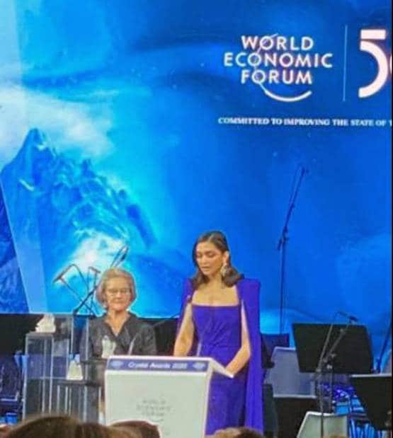 दीपिका पादुकोण को मिला क्रिस्टल अवॉर्ड, फोटोज में देखें स्टनिंग लुक