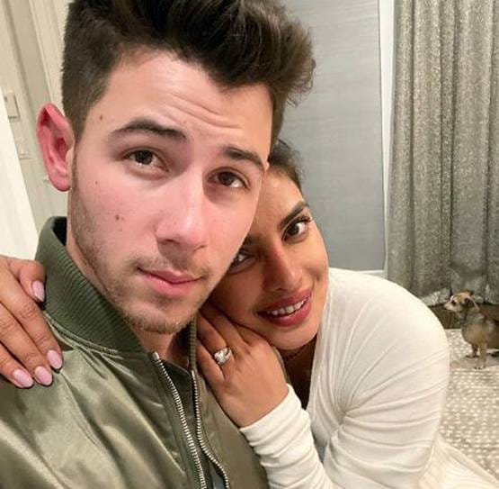 निक संग प्रियंका चोपड़ा का रोमांस, समंदर किनारे किया KISS