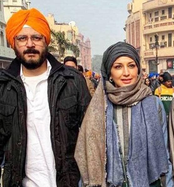 वाघा बॉर्डर पर फीमेल आर्मी ऑफिसर्स संग सोनाली बेंद्रे ने दिए पोज