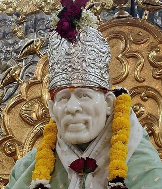 नोटों की गड्डिया चढ़ाते हैं भक्त, जानें- कितनी है शिरडी मंदिर की संपत्ति