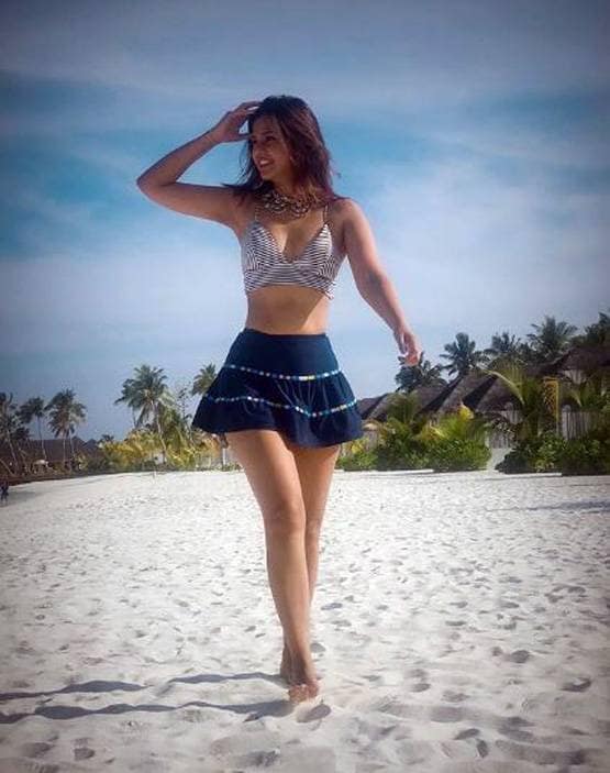 बिग बॉस से बेघर होने के बाद वेकेशन पर दलजीत कौर, बोल्ड लुक में दिखीं