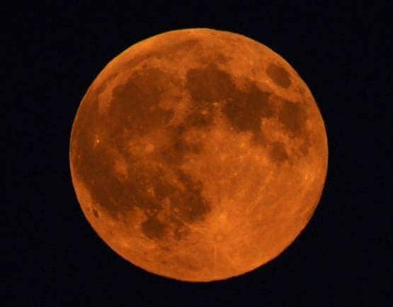 आधी रात को लगेगा चंद्र ग्रहण, इन राशि वालों पर पड़ेगा बुरा असर