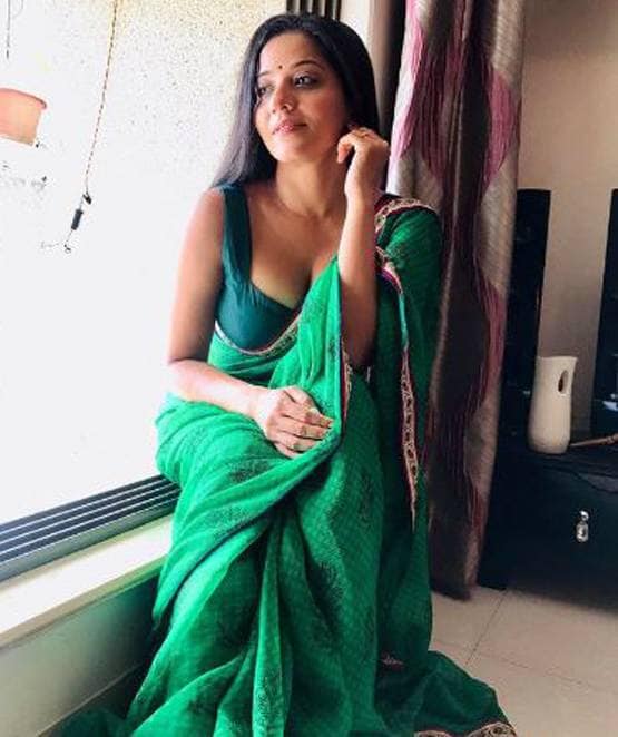 मोनालिसा का बाथटब में फोटोशूट, बोल्ड लुक में तस्वीरें वायरल