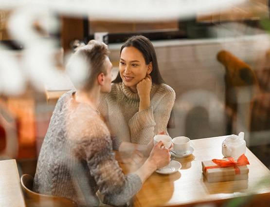 जानें, ऑफिस में फ्लर्ट करना सेहत के लिए है कितना फायदेमंद