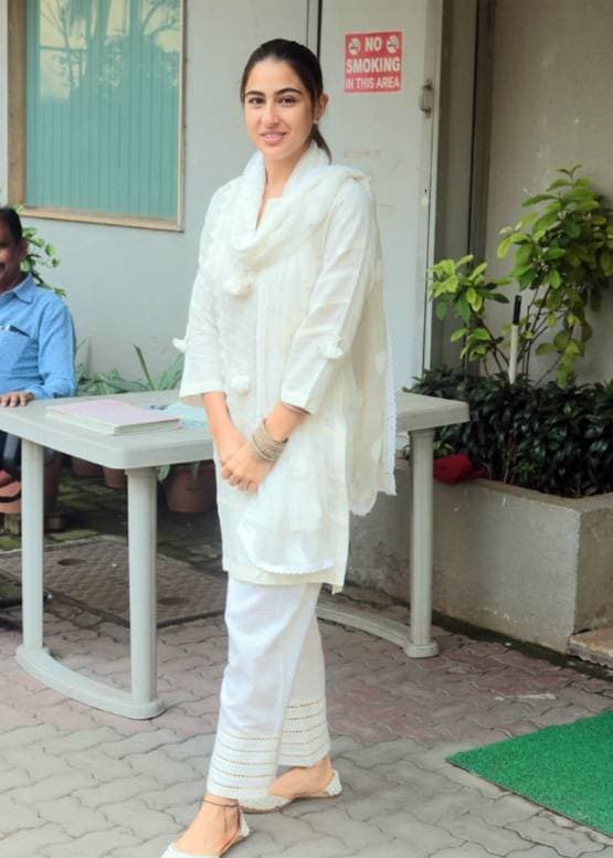 वेकेशन से लौटते ही बदला सारा का लुक, बिकिनी छोड़ पहना देसी लिबास