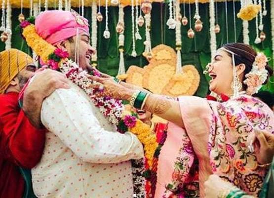 रिसेप्शन में ब्लू हाई स्लिट गाउन में पहने नजर आईं नेहा, देखें स्टनिंग लुक