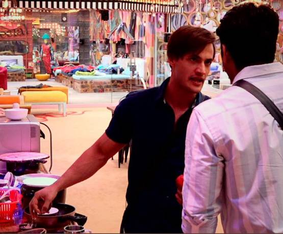 BB: असीम ने सिद्धार्थ संग की बदतमीजी, जूता दिखाकर कहा- चाट ले इसे