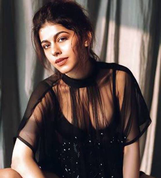 पूजा बेदी के तलाक पर क्या सोचती है बेटी, कैसा है सौतेली मां संग रिश्ता