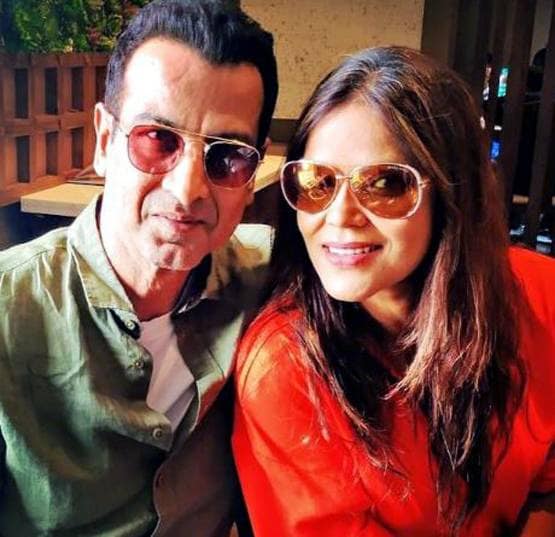 पत्नी संग रोनित रॉय का लिपलॉक, लोग बोले- एक-दूजे के लिए बने