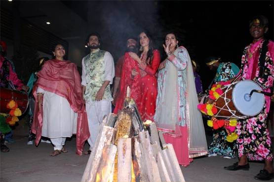 'जय मम्मी दी' की स्टारकास्ट पर लोहड़ी का रंग, सनी संग सोनाली का डांस