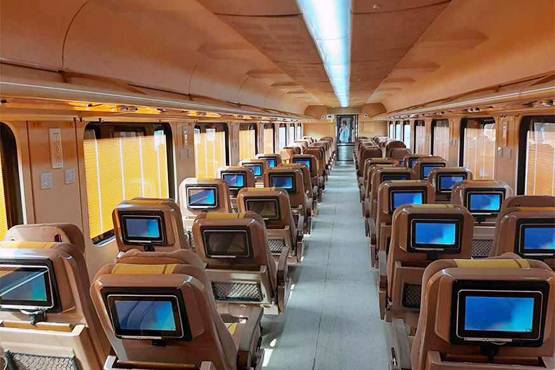 TEJAS EXPRESS: मशहूर शेफ का खाना, LED पर एंटरटेनमेंट, जानें खूबियां