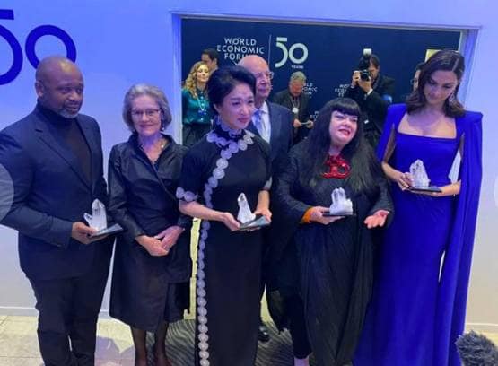 दीपिका पादुकोण को मिला क्रिस्टल अवॉर्ड, फोटोज में देखें स्टनिंग लुक